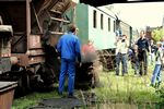 Befüllen der Wagen mit Kohle, die danach in den Kohlenturm eingehängt werden