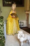 Madame Lucrezia mit ihrem Hund