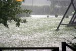 Die Hagelkörner spielten auf der Wiese Ping-Pong