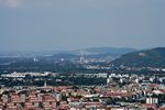 Dürnkrut und dahinter ist die Burg Kreuzenstein zu sehen.